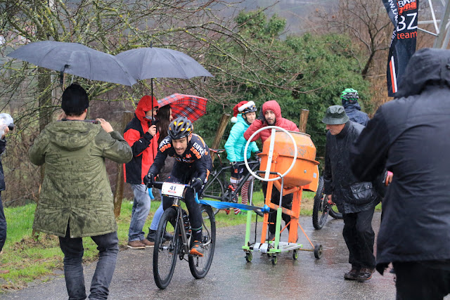 Uno de los ciclistas ha remolcado hasta la meta una hormigonera