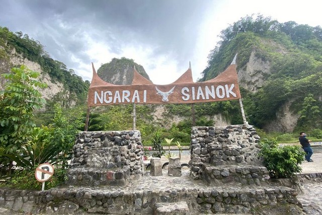 The picture of Sianok Canyon is on the back of the IDR 2,000 bill in 2022 which carries a typical Indonesian series
