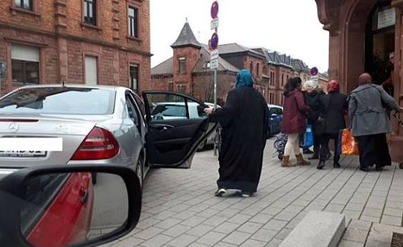 Viral Foto Perempuan Turun Dari Mobil Mercedes Dikira Antre Makan Gratis, Ternyata ...