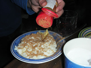 It's weird how ppl from different parts of the country have different ways of decorating their porridge.. this guy is just doing it all wrong, seen from my perspective. First the butter should go in the MIDDLE, then the Cinnamon around it!! And then the sugar. :D 