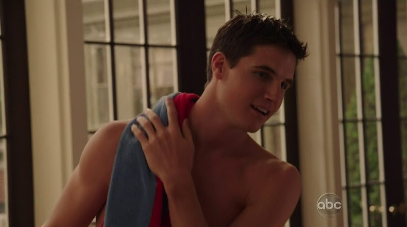 Robbie Amell Shirtless in Revenge s1e02