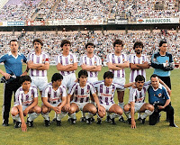 REAL VALLADOLID DEPORTIVO. Temporada 1983-84. Aramayo (masajista), Moré, López, Aracil, Gail, Richard, Fenoy. Eusebio, Jorge, Jorge Da Silva, Patricio Yáñez, García Navajas y Tomás Martín (utillero). REAL VALLADOLID DEPORTIVO 3 🆚 CLUB ATLÉTICO DE MADRID 0 Resultado global de la final: REAL VALLADOLID DEPORTIVO 3 🆚 CLUB ATLÉTICO DE MADRID 0 Sábado 30/06/1984, 21:00 horas. Copa de la Liga, 2ª edición, final, partido de vuelta. Valladolid, estadio José Zorrilla: 33.000 espectadores. GOLES: ⚽1-0: 98’, Votava en propia puerta. ⚽2-0: 106’, Fortes. ⚽3-0: 113’, Minguela.