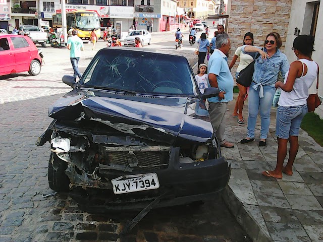 VEÍCULO DE FILHA DE DENTISTA BONCONSELHENSE É ATINGIDO POR OUTRO QUANDO ESTAVA ESTACIONADO