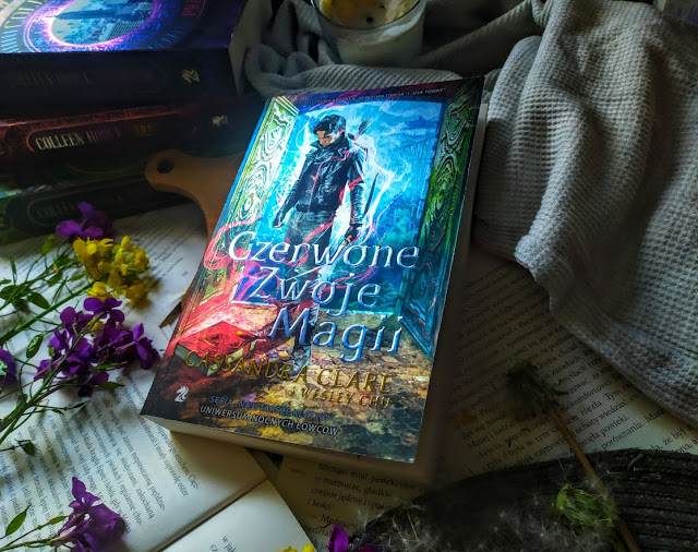 WYDAWNICTWO WE NEED YA!: Cassandra Clare, Wesley Chu - Czerwone Zwoje Magii -Cykl: Najstarsze Klątwy (tom 1) 