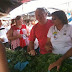 Fátima Bezerra visitou hoje a feira livre de Parnamirim acompanhada do prefeito Maurício Marques