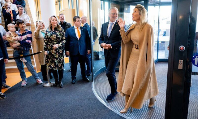 Queen Maxima wore a new beige knitted long sleeves jersey dress by Natan, and a beige cape by Natan