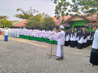 KAMAD: UTAMAKAN BELAJAR AKHLAK DAN ADAB KEPADA GURU