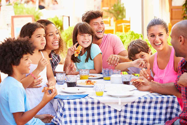 No relacionamento na mesa se decide o futuro da família e do sucesso social.