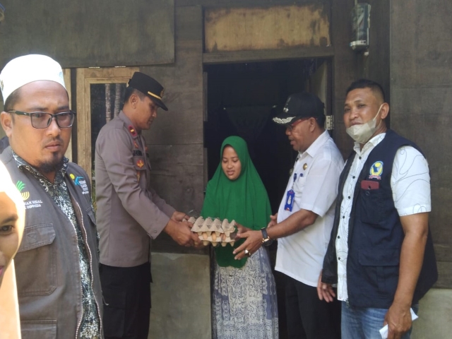 Bulan Ramadhan Penuh Barokah, Kapolsek Bersama Camat Idi Tunong Datangi ODGJ Serahkan Bantuan