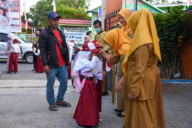 Hari Pertama MPLS Mendikdasmen Ajak Bangun Karakter Anak Sejak Langkah Pertama di Sekolah