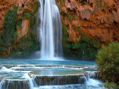 pequeña-laguna-formada-por-una-cascada