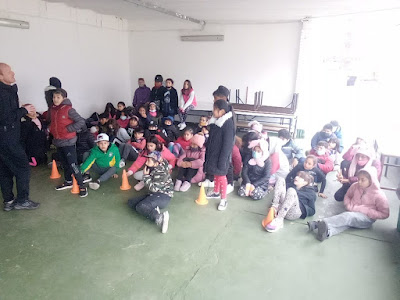 Foto 3: Grupo de alumnos sentados en el piso.