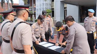 Kapolres Pimpin Upacara Sertijab Wakapolres Dan Perwira Dilingkungan Polres Karawang