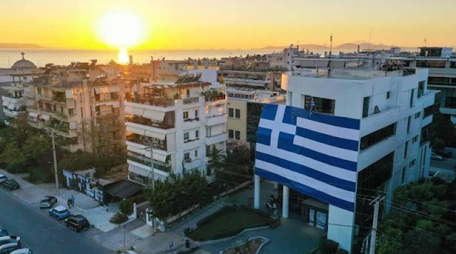 Το Δημαρχείο Γλυφάδας “ντύθηκε” με την ελληνική σημαία