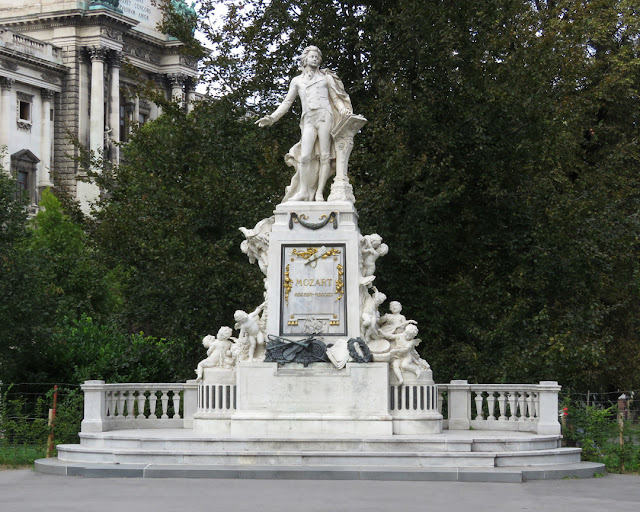 Mozart Monument by Karl König and Viktor Tilgner, Burggarten, Josefsplatz, Vienna