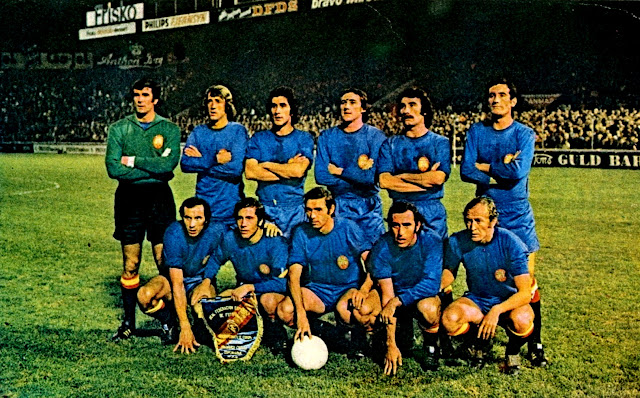 SELECCIÓN DE ESPAÑA. Temporada 1974-75. Iríbar, Sol, Benito, Jesús Martínez, Capón, Castellanos; Roberto Martínez, Claramunt, Quini, Asensi y Marcial. SELECCIÓN DE DINAMARCA 1 SELECCIÓN DE ESPAÑA 2. 25/09/1974. V Copa de Europa de Selecciones Nacionales, fase de clasificación, Grupo IV. Copenhague, Dinamarca, Idraetsparken. GOLES: 0-1: 28’, Claramunt, de penalti. 0-2: 41’, Roberto Martínez. 1-2: 48’, Nygaard, de penalti.