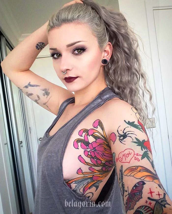 Foto de chica con tatuaje de Crisantemo