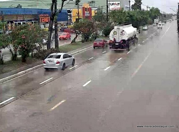 Chuva deixa ruas alagadas e provoca engarrafamentos no Recife e em Olinda