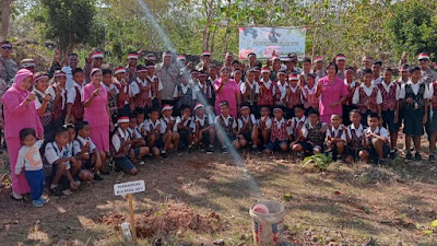 Dukung Kegiatan AMMTC di Labuan Bajo Polsek Lobalain Gelar Aksi Tanam 100 Anakan Pohon