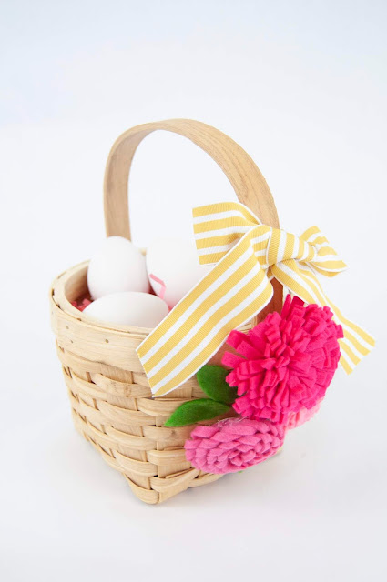 How to Add Felt Flowers to an Easter Basket by Jen Gallacher for www.jengallacher.com. #jengallacher #easterbasket #feltflowers #jillibeansoup #eastercraft