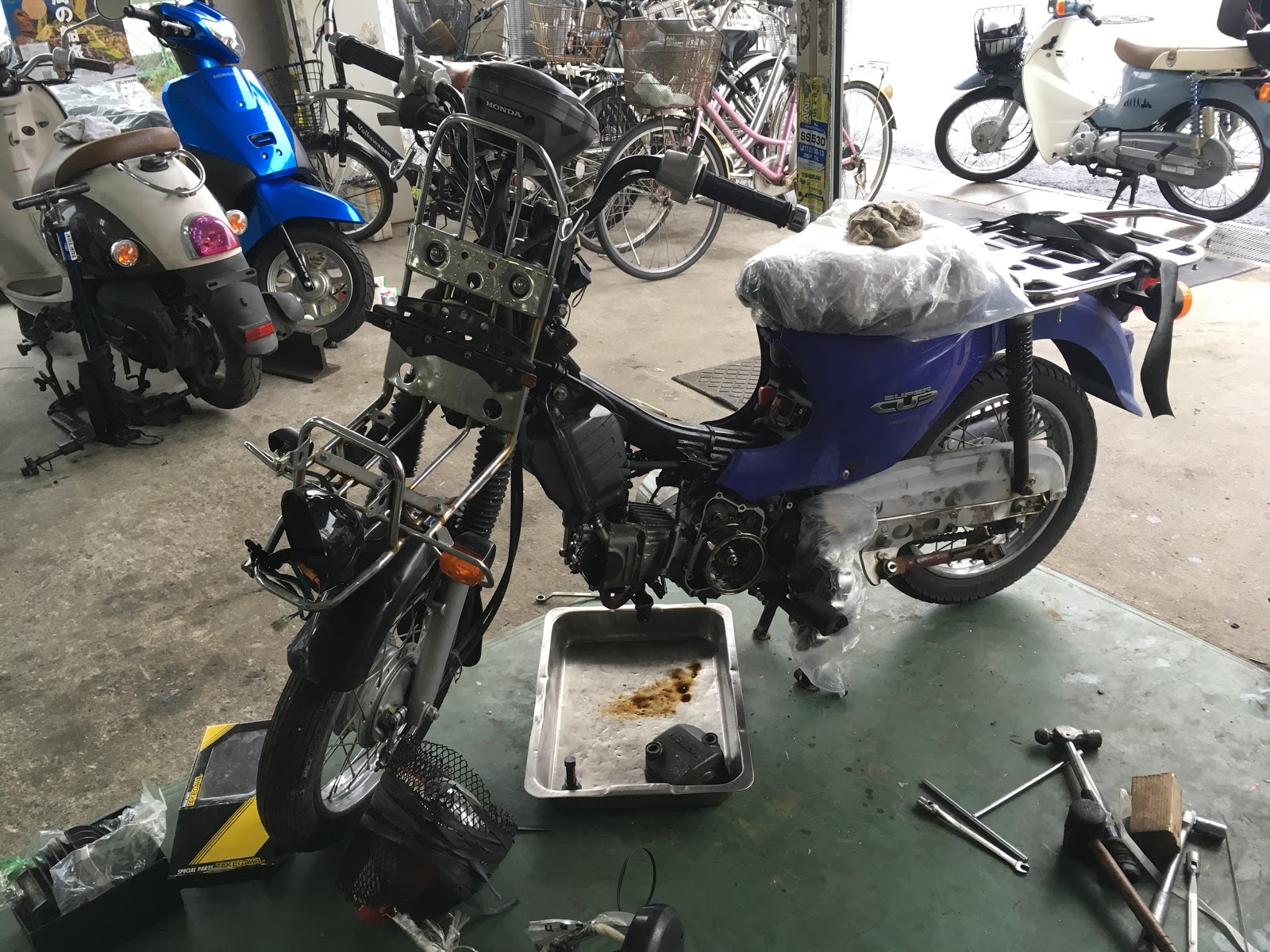 スーパーカブ110プロja07 レッグシールドを磨く