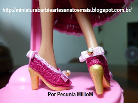 Roupa de Época de Crochê Para Bonecas Barbie Com Sombrinha Aberta e Chapéu Com Penas Por Pecunia MillioM 8