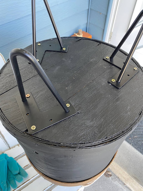 Photo of hairpin legs added to a round box bottom.
