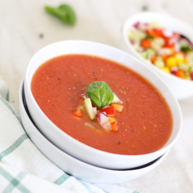 "Kolorowa i smaczna - zupa pomidorowa z warzywną mieszanką."