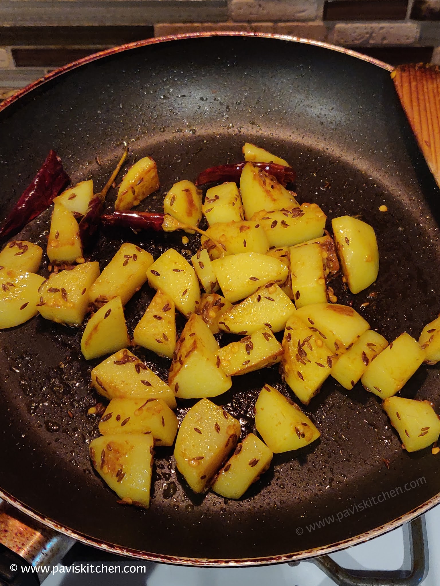 Aloo palak dry recipe | Punjabi saag aloo recipe | Potato spinach curry | Indian recipe