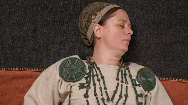 Ένα υποθετικό μοντέλο μιας γυναίκας Chełmno που είχε θαφτεί φορώντας μερικά από τα μεταλλικά στολίδια που βρέθηκαν στην τοποθεσία της λίμνης στην Πολωνία. [Credit: A. Fisz]