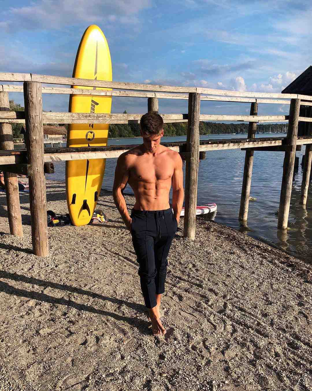 hot-summer-body-guy-beach