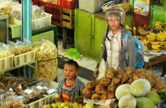 Dua anak yang sedang tadi berlarian di los pasar Gede lantai dua