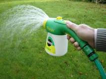 Hose end feeder spray