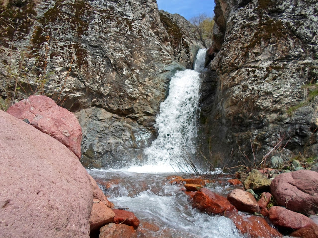 Весенний поход к водопадам в Гусгарфе, ущелье Варзоб, горы Таджикистана