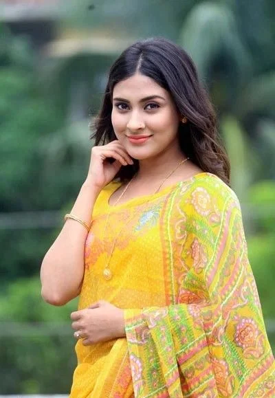 শাড়ি মেয়েদের পিক তোলার স্টাইল