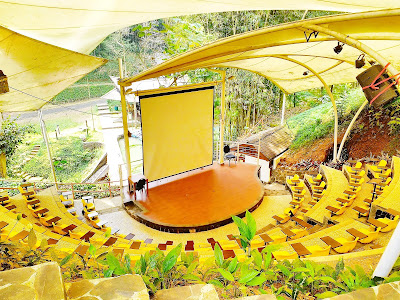 OUTDOOR THEATRE ROOM