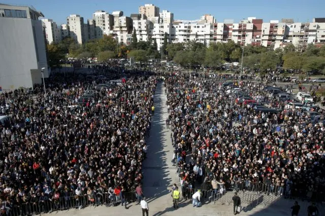 Χιλιάδες ασπάστηκαν Μητροπολίτη στο Μαυροβούνιο που πέθανε από κορωνοϊό