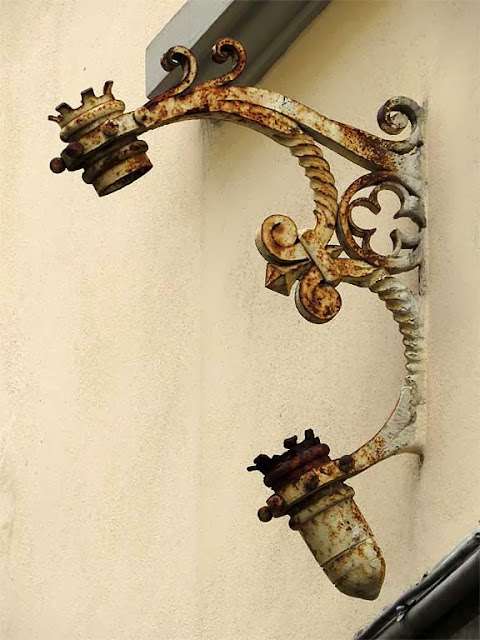 Cast iron flag pole holder, via Ernesto Rossi, Livorno