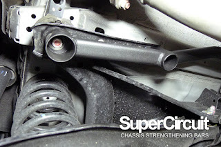 The SUPERCIRCUIT Rear Lower Bar is installed to the Honda CR-V (RW) rear chassis