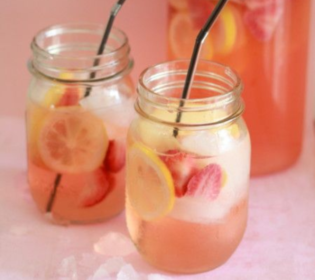 White Strawberry-Lemon Sangria #summer #drink