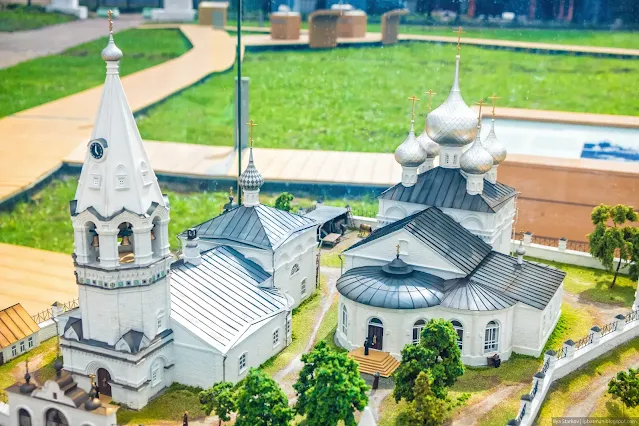 Макет собора из двух церквей