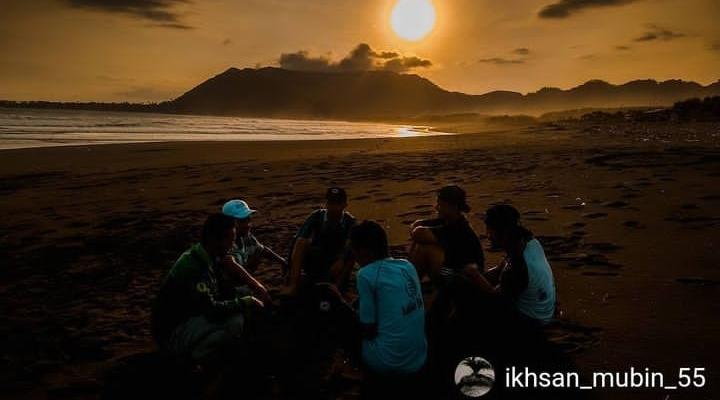 Pantai Asmara di Ambulu menjadi Rekomendasi Wisata Pantai Tersembunyi di Jember. Lokasinya ada di antara Payangan dan Watu Ulo.