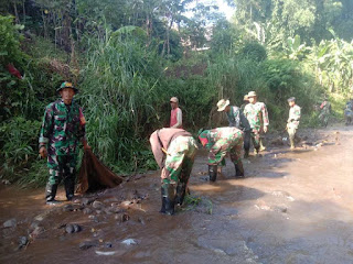 Kegiatan Karya Bhakti Pembersihan Sampah di Aliran Sungai di Wilayah Sektor 3 Tumbuhkan Kesadaran dan Kuatkan Kemanunggalan