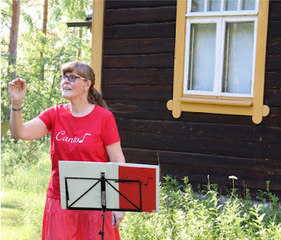 Kuvassa Canto -lauluryhmän vetäjä Liisa Viitasaari