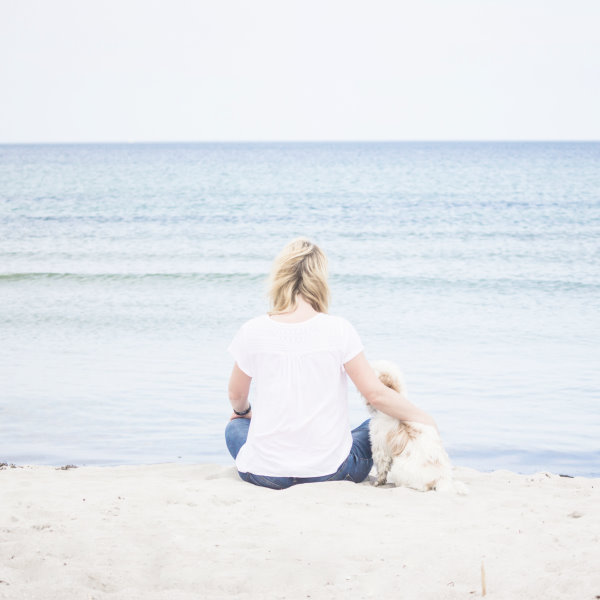 Chillen mit dem liebsten Hund am Strand