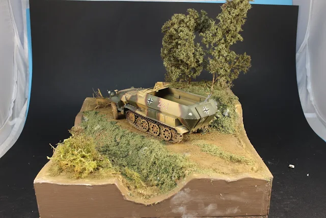 Article du blog traitant la réalisation d'un diorama avec le Sdkfz 251/1 de Tamiya au 1/35. Diorama  intitulé "sous le feu"