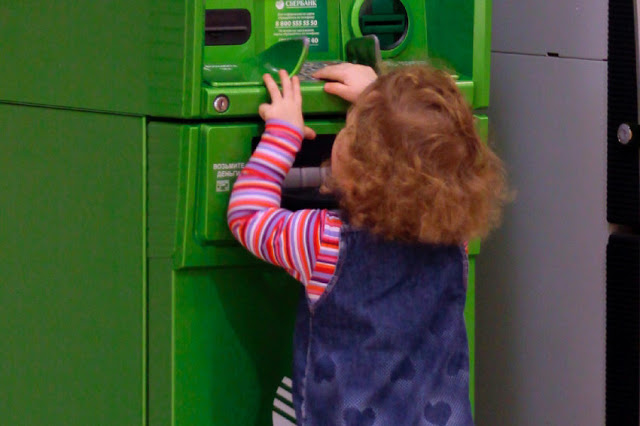 Снимать деньги из банкоматов можно будет без пластиковых карт