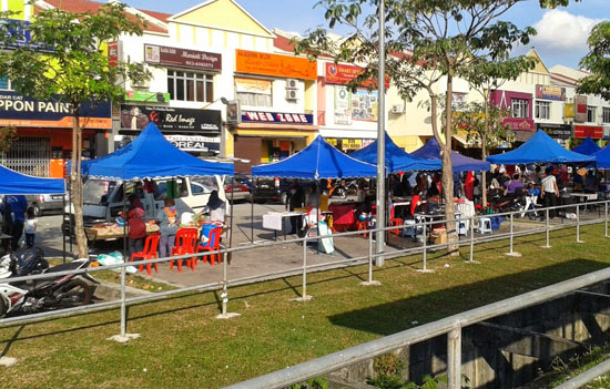 Peniaga untung berganda jual kuih dan lauk basi