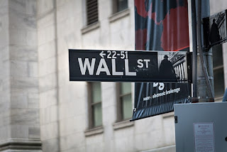 Financial District, New York, Wall Street sign photo by L-BBE via Wikimedia Commons - https://commons.wikimedia.org/wiki/File:Financial_District,_New_York,_NY,_USA_-_panoramio_(22).jpg