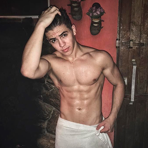 Foto do cantor Biel sensualizando sem camisa e de toalha com o corpo molhadinho